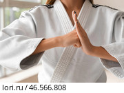 Молодая женщина занимается карате в тренажерном зале, крупным планом. Стоковое фото, фотограф Pixel_shot / Фотобанк Лори