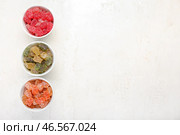 Миски с вкусными желейными мишками на светлом фоне. Стоковое фото, фотограф Pixel_shot / Фотобанк Лори