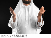 Мусульманин молится на черном фоне. Стоковое фото, фотограф Pixel_shot / Фотобанк Лори