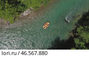Rafting boat on summer mountain river. Стоковое видео, видеограф Михаил Коханчиков / Фотобанк Лори