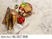Деревянная доска с копченой скумбрией и хлебом на бежевом фоне. Стоковое фото, фотограф Pixel_shot / Фотобанк Лори