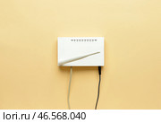 Маршрутизатор Wi-Fi с антенной и сетевыми кабелями на цветном фоне. Стоковое фото, фотограф Pixel_shot / Фотобанк Лори