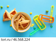 Печенье Hamantaschen и погремушки для праздника Пурим на цветном фоне. Стоковое фото, фотограф Pixel_shot / Фотобанк Лори