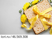 Еврейские лепешки с цветами на светлом фоне. Стоковое фото, фотограф Pixel_shot / Фотобанк Лори