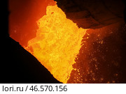 Слив стали из конвертера в кислородно-конвертерном цехе. Стоковое фото, фотограф Ярослав Беляев / ТАСС / Фотобанк Лори