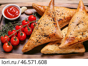 Доска с вкусной узбекской самсой и томатным соусом. Стоковое фото, фотограф Pixel_shot / Фотобанк Лори
