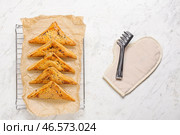 Охлаждающая стойка с вкусной узбекской самсой на белом фоне. Стоковое фото, фотограф Pixel_shot / Фотобанк Лори