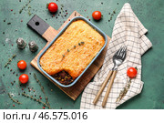 Форма для выпечки с вкусным пастушьим пирогом на зеленом фоне. Стоковое фото, фотограф Pixel_shot / Фотобанк Лори