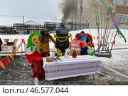 Мужчина разогревает самовар. Масленица. Город Ялуторовск Тюменской области. Редакционное фото, фотограф Александр Тараканов / Фотобанк Лори