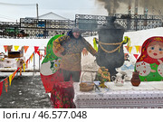 Мужчина разогревает самовар на масленицу. Город Ялуторовск Тюменской области. Редакционное фото, фотограф Александр Тараканов / Фотобанк Лори