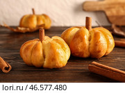 Вкусные булочки, имеющие форму тыквы, на столе. Стоковое фото, фотограф Pixel_shot / Фотобанк Лори