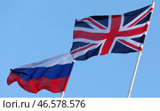 Флаги России и Великобритании (слева направо), развевающиеся на ветру. Стоковое фото, фотограф Валерий Шарифулин / ТАСС / Фотобанк Лори