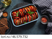 Форма для запекания вкусного рагу из овощей, специи и хлеб на черном фоне. Стоковое фото, фотограф Pixel_shot / Фотобанк Лори