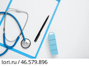 Блокнот, стетоскоп и пилюльница на сером фоне. Стоковое фото, фотограф Pixel_shot / Фотобанк Лори