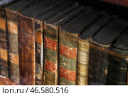 Старые книги на книжной полке. Стоковое фото, фотограф Гавриил Григоров / ТАСС / Фотобанк Лори