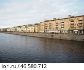 Sankt-Petersburg, Russia 01.19.25: A serene view of a river Obvodny Canal reflecting soft light of late afternoon. Historical buildings line waterfront, showcasing architectural details and city life. Редакционное фото, фотограф Юлия Петровская / Фотобанк Лори