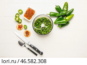 Блендер и ингредиенты для вкусного джема из перца халапеньо на белом деревянном столе. Стоковое фото, фотограф Pixel_shot / Фотобанк Лори