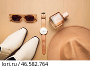 Стильные наручные часы и женские аксессуары на цветном деревянном фоне. Стоковое фото, фотограф Pixel_shot / Фотобанк Лори