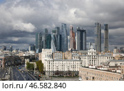Москва. Московский международный деловой центр "Москва-Сити" со стороны Большой Дорогомиловской улицы (2022 год). Стоковое фото, фотограф Антон Новодережкин / ТАСС / Фотобанк Лори