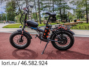 Electric bicycle in a city park. Стоковое фото, фотограф Юрий Бизгаймер / Фотобанк Лори