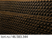 Стеклянные бутылки, сложенные друг на друга. Стоковое фото, фотограф Дмитрий Феоктистов / ТАСС / Фотобанк Лори