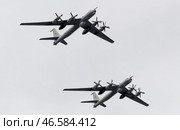 Дальние самолеты противолодочной обороны Ту-142М3 во время показательного полета. Стоковое фото, фотограф Сергей Фадеичев / ТАСС / Фотобанк Лори