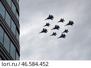 Самолеты Су-30СМ и МиГ-29 во время демонстрационного полета над городом. Стоковое фото, фотограф Артем Геодакян / ТАСС / Фотобанк Лори