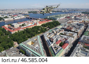 Санкт-Петербург. Вертолет Ми-8 во время показательного полета над городом. Стоковое фото, фотограф Петр Ковалев / ТАСС / Фотобанк Лори