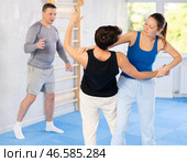 Guy and woman train to perform defense of strangling opponent, while learning self-defense. Стоковое фото, фотограф Яков Филимонов / Фотобанк Лори