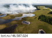 Дым от лесного пожара. Стоковое фото, фотограф Евгений Софронеев / ТАСС / Фотобанк Лори