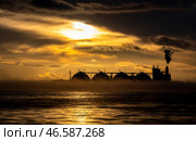 Танкер-газовоз в море. Стоковое фото, фотограф Сергей Красноухов / ТАСС / Фотобанк Лори