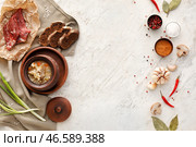 Горшок с вкусным ячменным супом из говядины на фоне гранж. Стоковое фото, фотограф Pixel_shot / Фотобанк Лори