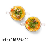 Миски с вкусным ячменным супом из говядины на белом фоне. Стоковое фото, фотограф Pixel_shot / Фотобанк Лори