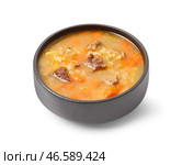 Чаша с вкусным ячменным супом из говядины на белом фоне. Стоковое фото, фотограф Pixel_shot / Фотобанк Лори