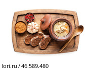 Кастрюля с вкусным ячменным супом на белом фоне. Стоковое фото, фотограф Pixel_shot / Фотобанк Лори