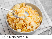Поедание вкусных кукурузных хлопьев на фоне гранж, крупным планом. Стоковое фото, фотограф Pixel_shot / Фотобанк Лори