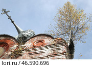 Стена и покосившийся купол заброшенной церкви. Стоковое фото, фотограф Владимир Смирнов / ТАСС / Фотобанк Лори