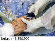 Пульсоксиметр, измеряющий сатурацию, на пальце пациента. Стоковое фото, фотограф Сергей Мальгавко / ТАСС / Фотобанк Лори