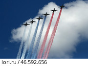 Военные самолеты, оставляющие в небе след в цветах российского флага. Стоковое фото, фотограф Антон Новодережкин / ТАСС / Фотобанк Лори
