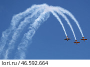 Самолеты во время исполнения пилотажных фигур в небе. Стоковое фото, фотограф Егор Алеев / ТАСС / Фотобанк Лори