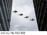 Истребители Су-24М во время показательного полета над городом. Стоковое фото, фотограф Артем Геодакян / ТАСС / Фотобанк Лори