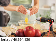 Блогерша разбивает яйцо во время записи кулинарного видеоурока на кухне, крупный план. Стоковое фото, фотограф Pixel_shot / Фотобанк Лори
