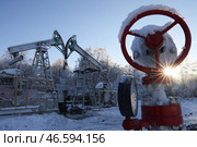 Вентиль кустовой насосной станции и нефтяные станки-качалки. Стоковое фото, фотограф Егор Алеев / ТАСС / Фотобанк Лори