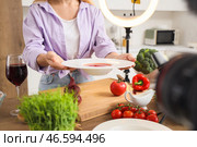 Зрелая женщина с вкусным супом записывает видеоурок по кулинарии на кухне, крупным планом. Стоковое фото, фотограф Pixel_shot / Фотобанк Лори