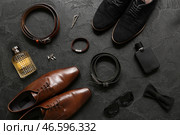 Набор мужских аксессуаров с обувью, парфюмом и ремнями на черном фоне. Вид сверху. Стоковое фото, фотограф Pixel_shot / Фотобанк Лори