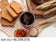 Стакан вкусного кваса, хлеб, изюм и дрожжи на белом фоне. Стоковое фото, фотограф Pixel_shot / Фотобанк Лори