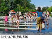 Фонтан на набережной, счастливые дети играют среди струй воды. Волгоград, Центральная Набережная, Россия. (2021 год). Редакционное фото, фотограф Андрей Цыганков / Фотобанк Лори