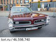 Бордовый Pontiac GTO 1966 года на выставке ретро транспорта Original Meet, вид спереди - Санкт-Петербург, Россия, Сентябрь 2023. Редакционное фото, фотограф Мария L. / Фотобанк Лори