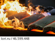 Изложницы с расплавленным аффинированным золотом. Стоковое фото, фотограф Александр Рюмин / ТАСС / Фотобанк Лори