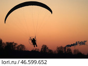 Мотопарапланерист во время полета на закате. Стоковое фото, фотограф Владимир Смирнов / ТАСС / Фотобанк Лори